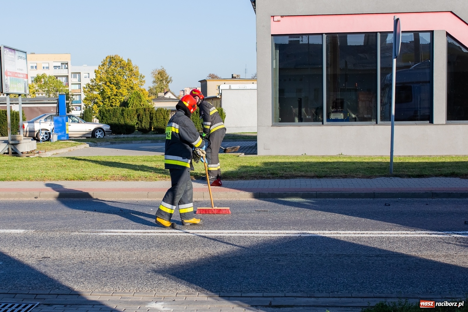 Zdjęcie w galerii na portalu naszraciborz.pl: Ciągnik wjechał w tył opla na mycie [FOTO i WIDEO] wiadomości z regionu