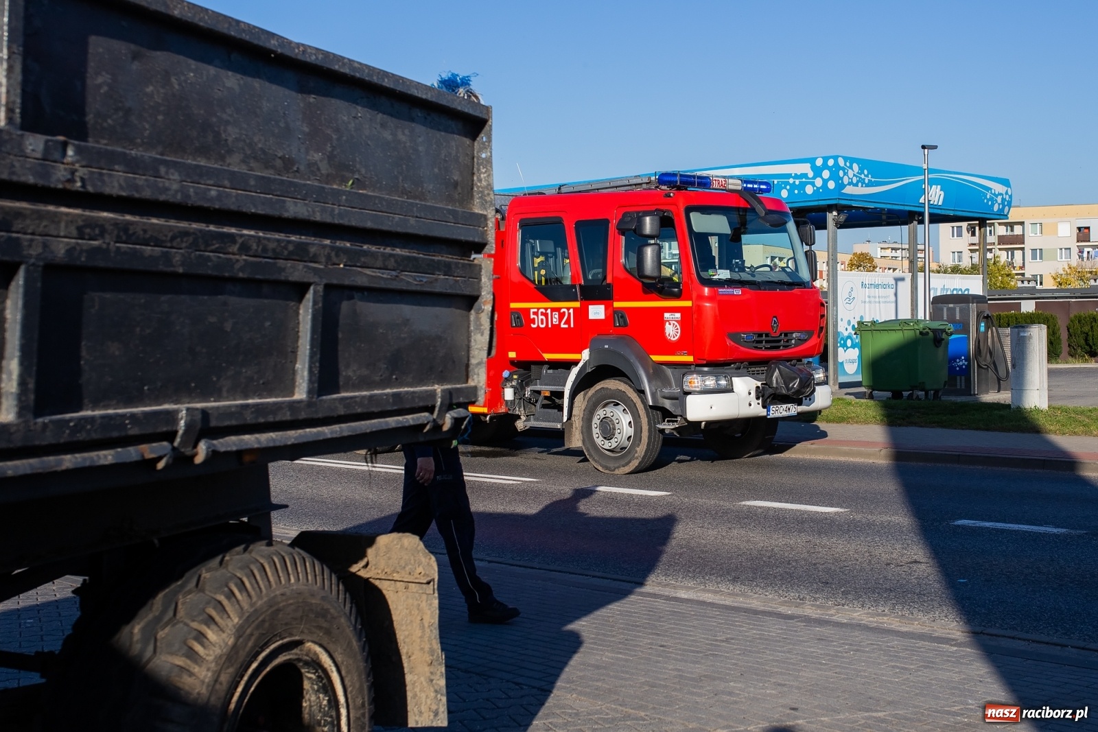 Zdjęcie w galerii na portalu naszraciborz.pl: Ciągnik wjechał w tył opla na mycie [FOTO i WIDEO] wiadomości z regionu