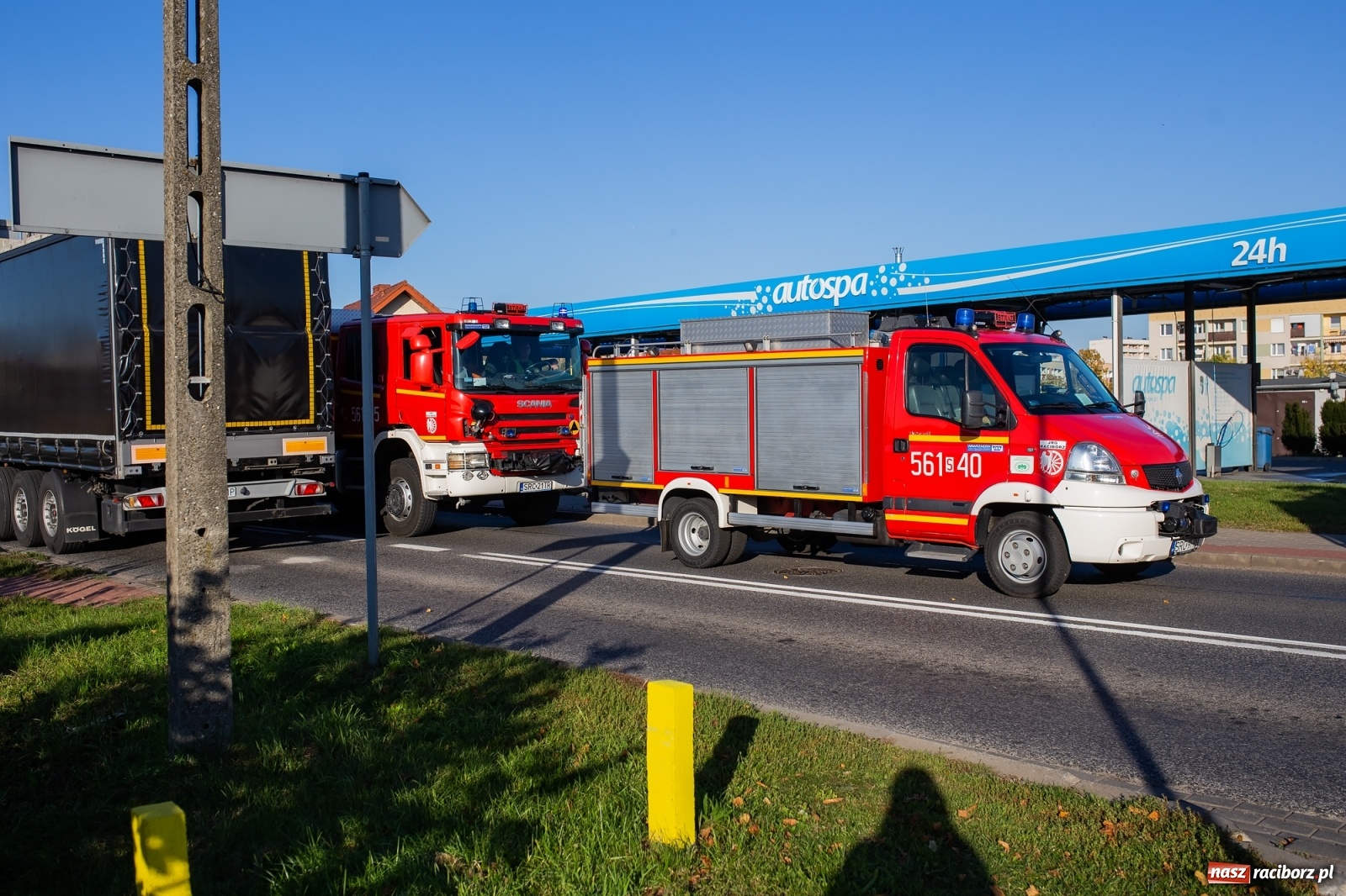 Zdjęcie w galerii na portalu naszraciborz.pl: Ciągnik wjechał w tył opla na mycie [FOTO i WIDEO] wiadomości z regionu
