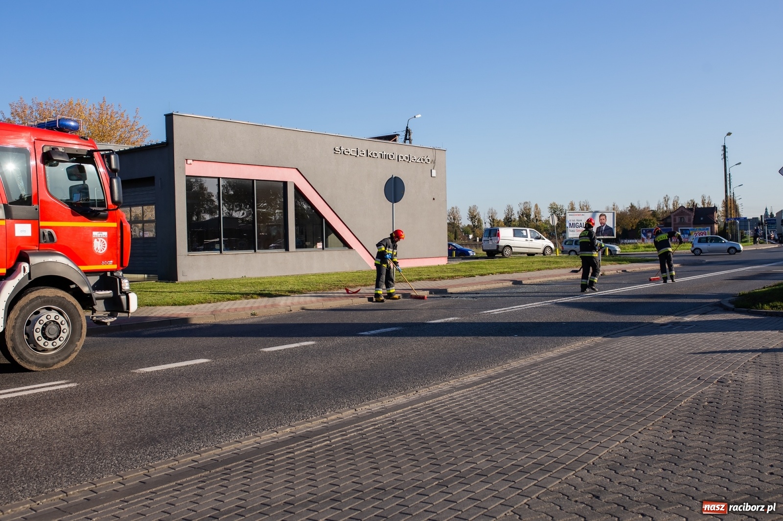 Zdjęcie w galerii na portalu naszraciborz.pl: Ciągnik wjechał w tył opla na mycie [FOTO i WIDEO] wiadomości z regionu