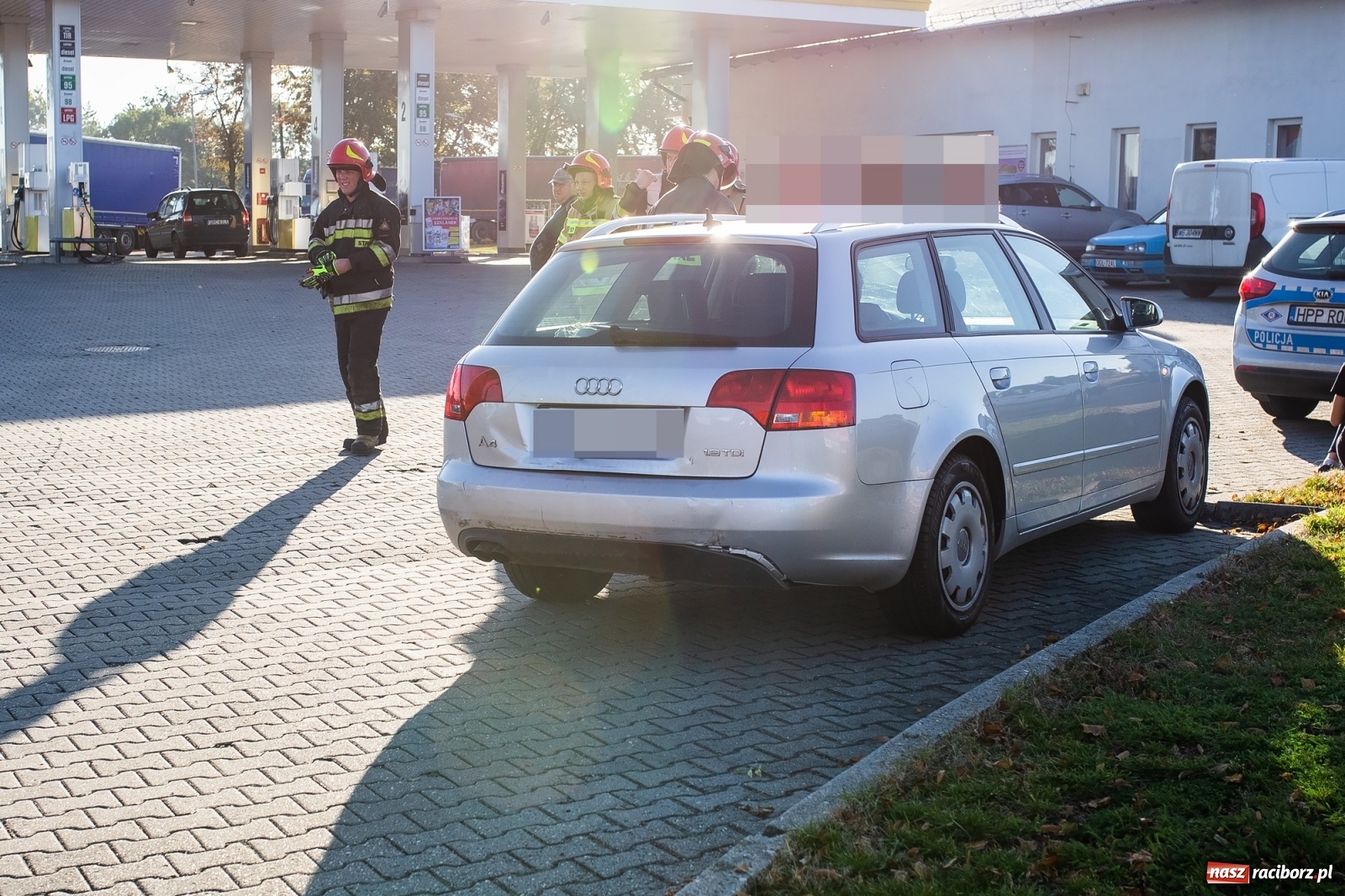 Zdjęcie w galerii na portalu naszraciborz.pl: Ciągnik wjechał w tył opla na mycie [FOTO i WIDEO] wiadomości z regionu