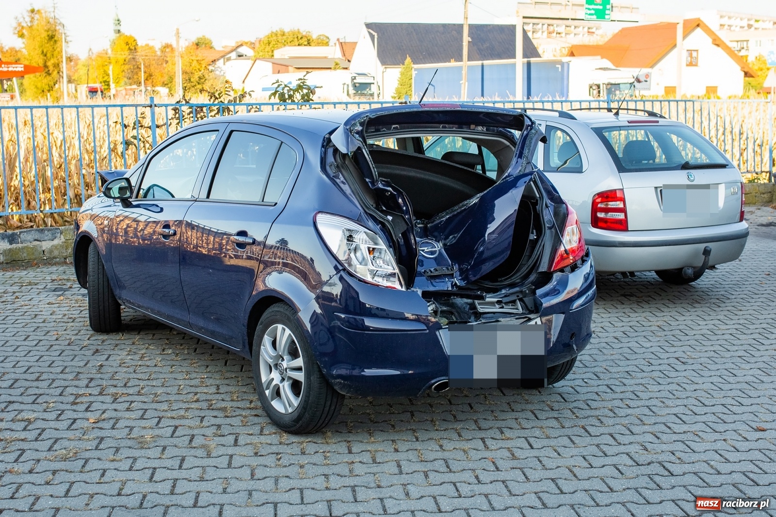 Zdjęcie w galerii na portalu naszraciborz.pl: Ciągnik wjechał w tył opla na mycie [FOTO i WIDEO] wiadomości z regionu