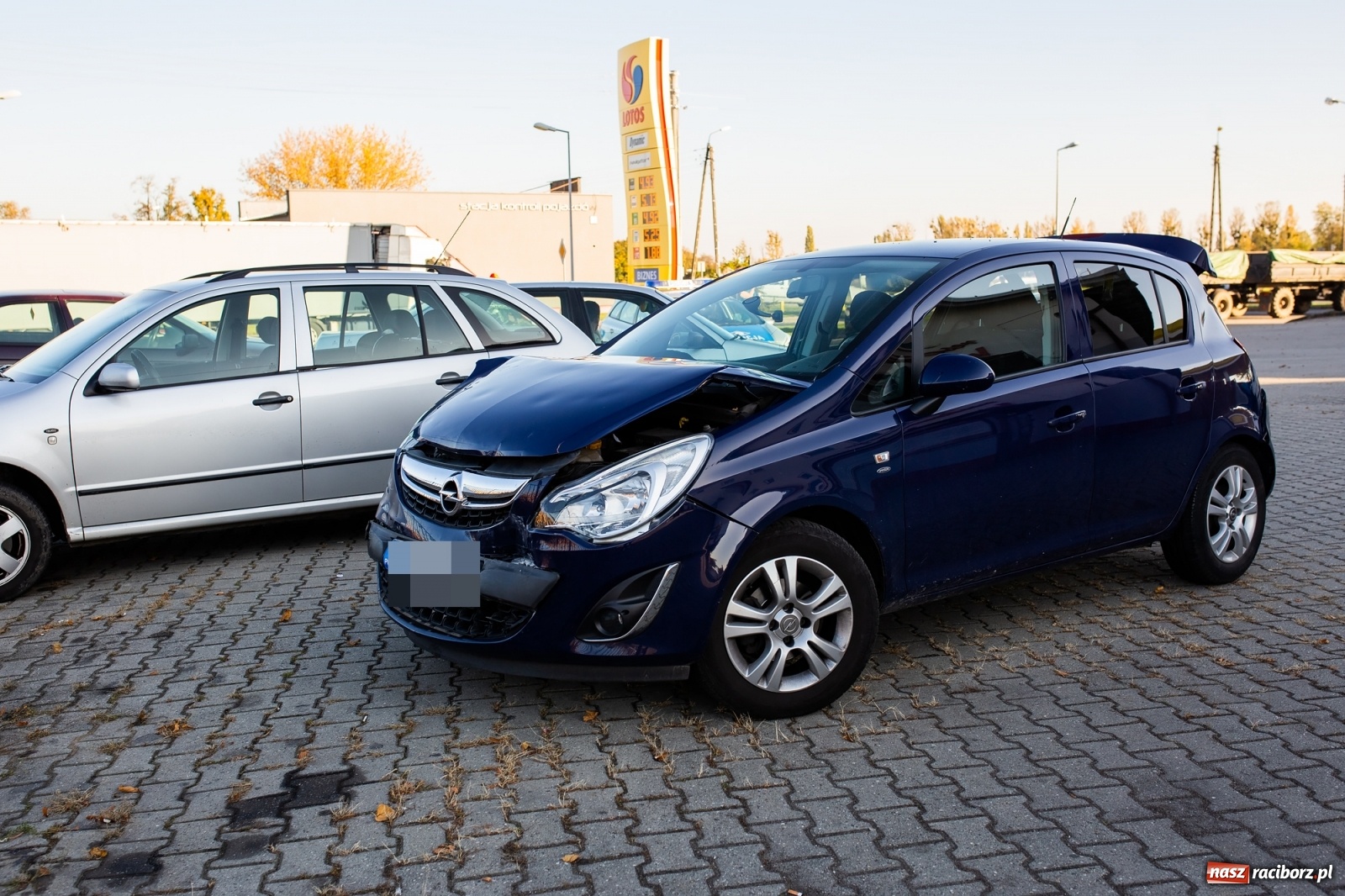 Zdjęcie w galerii na portalu naszraciborz.pl: Ciągnik wjechał w tył opla na mycie [FOTO i WIDEO] wiadomości z regionu