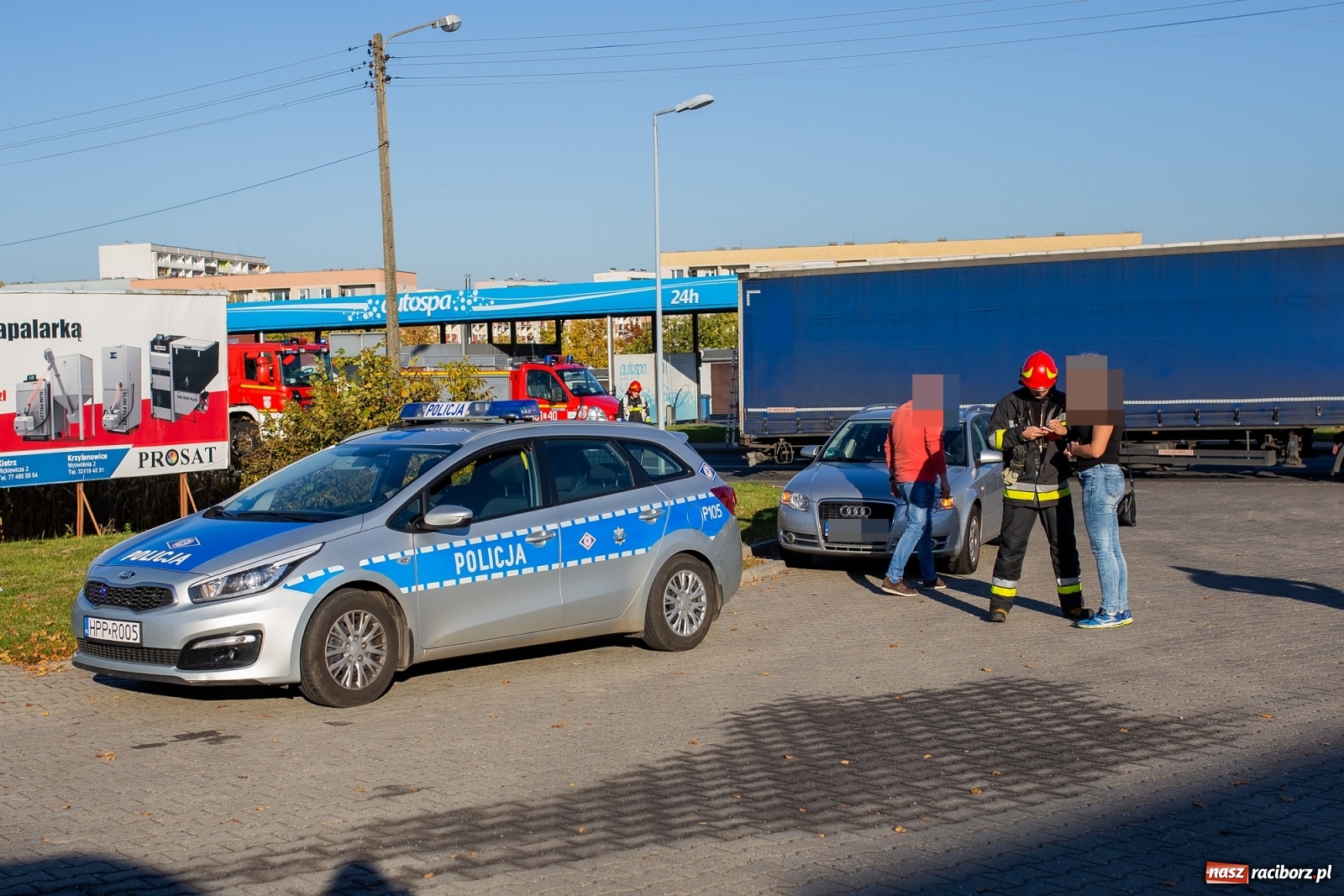 Zdjęcie w galerii na portalu naszraciborz.pl: Ciągnik wjechał w tył opla na mycie [FOTO i WIDEO] wiadomości z regionu