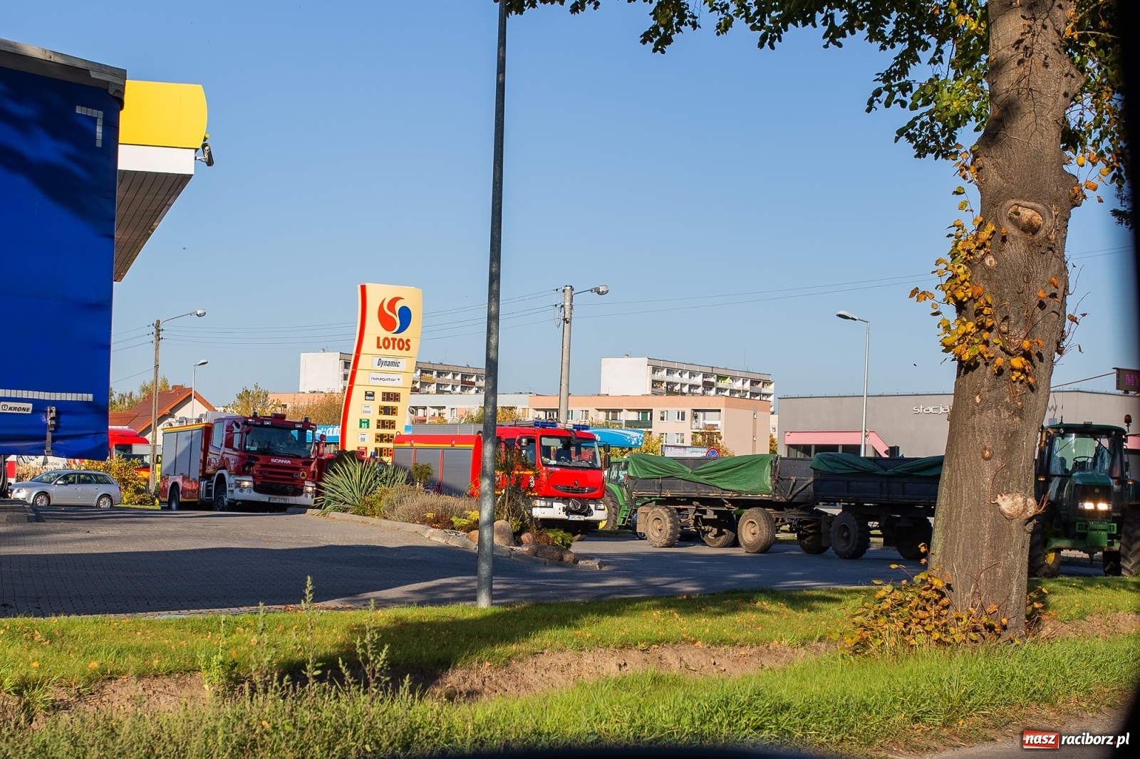 Zdjęcie w galerii na portalu naszraciborz.pl: Ciągnik wjechał w tył opla na mycie [FOTO i WIDEO] wiadomości z regionu