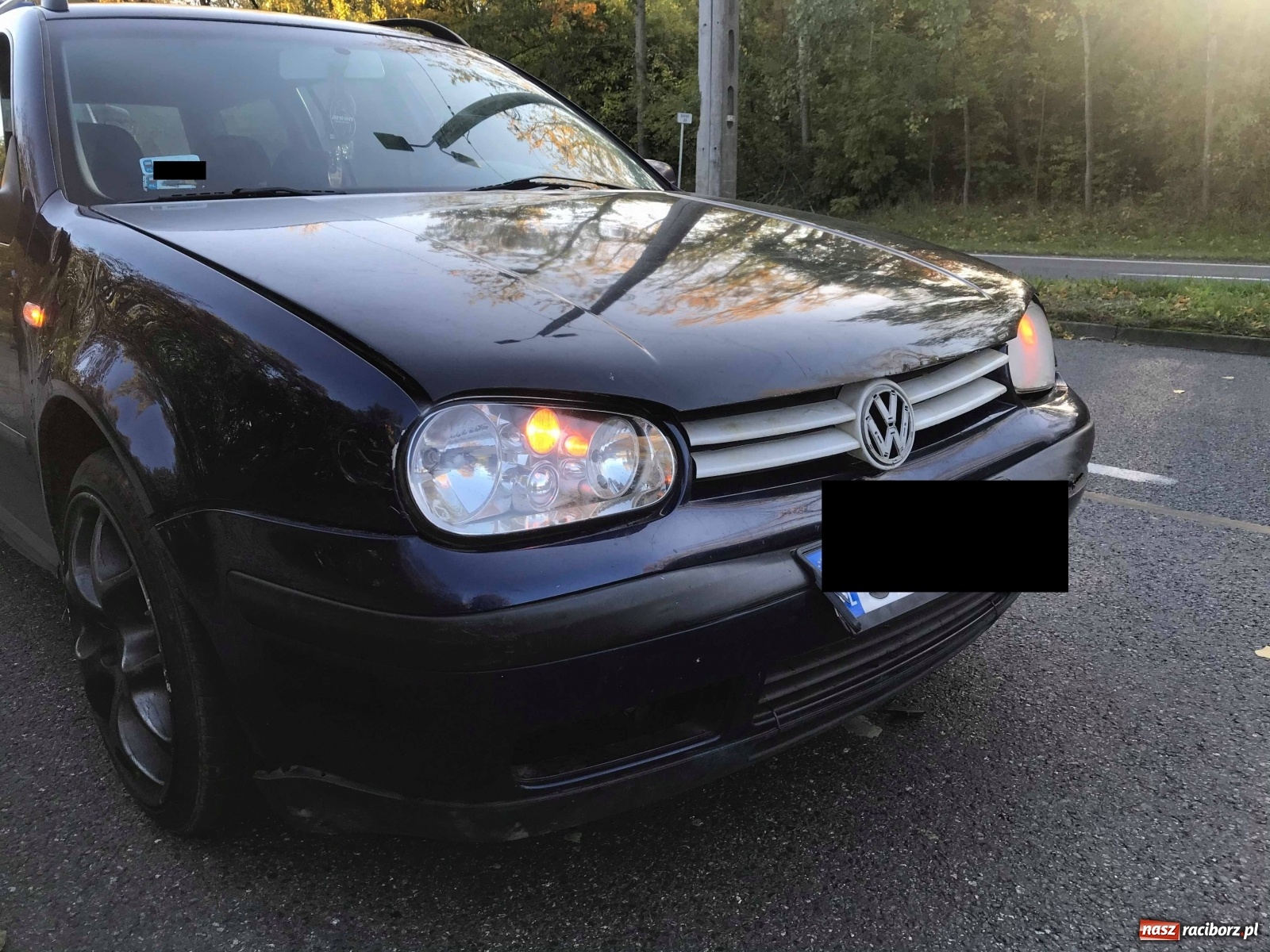 Zdjęcie w galerii na portalu naszraciborz.pl: Ciągnik wjechał w tył opla na mycie [FOTO i WIDEO] wiadomości z regionu