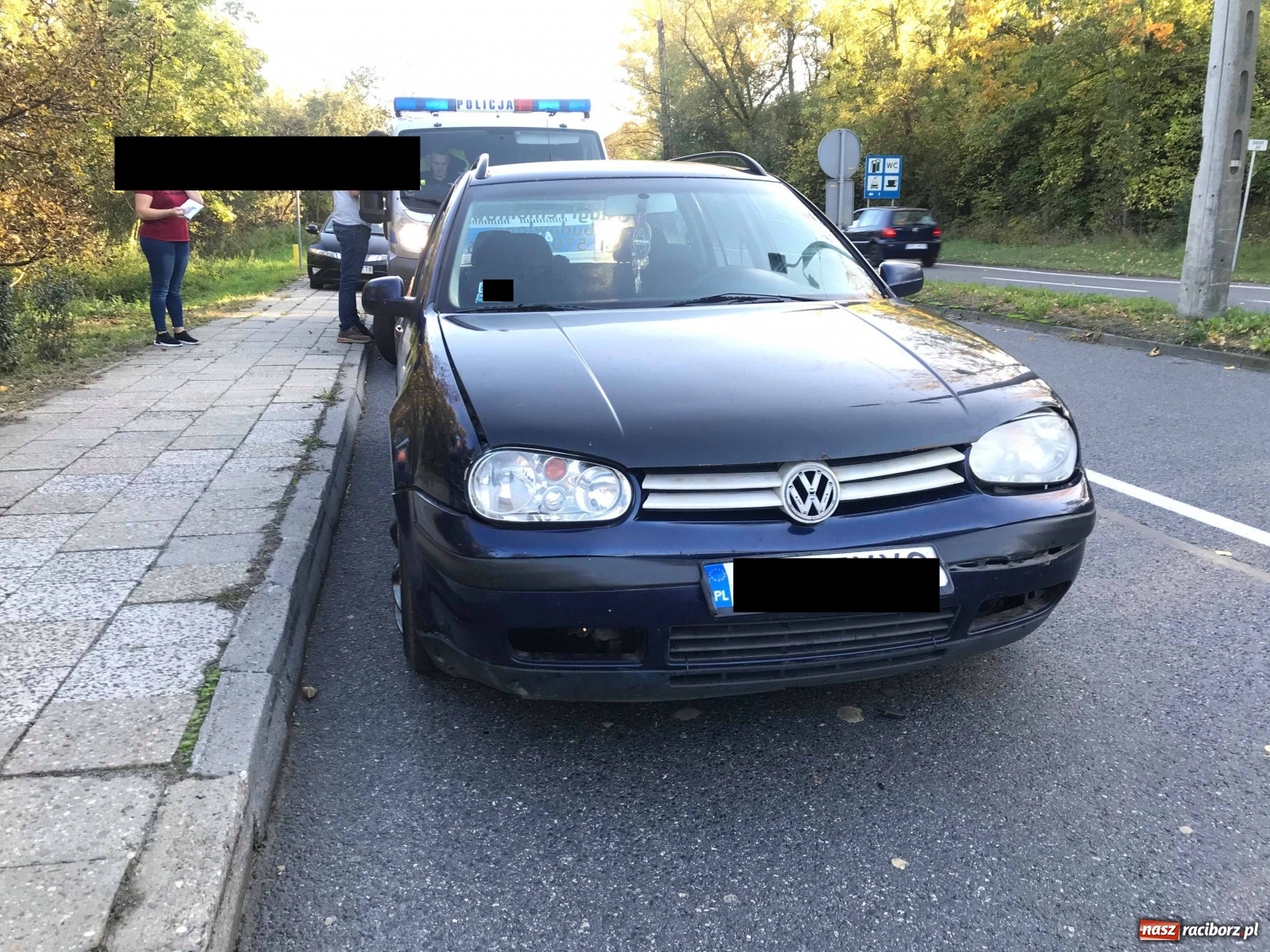 Zdjęcie w galerii na portalu naszraciborz.pl: Ciągnik wjechał w tył opla na mycie [FOTO i WIDEO] wiadomości z regionu