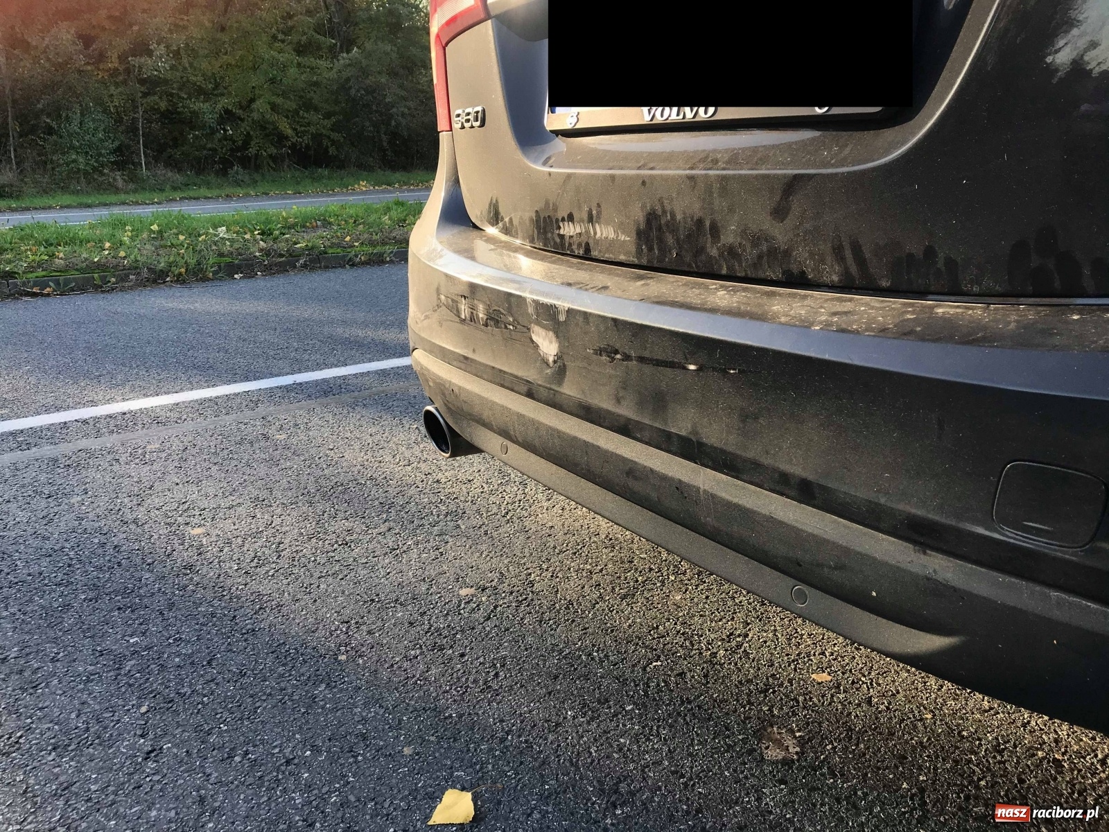 Zdjęcie w galerii na portalu naszraciborz.pl: Ciągnik wjechał w tył opla na mycie [FOTO i WIDEO] wiadomości z regionu