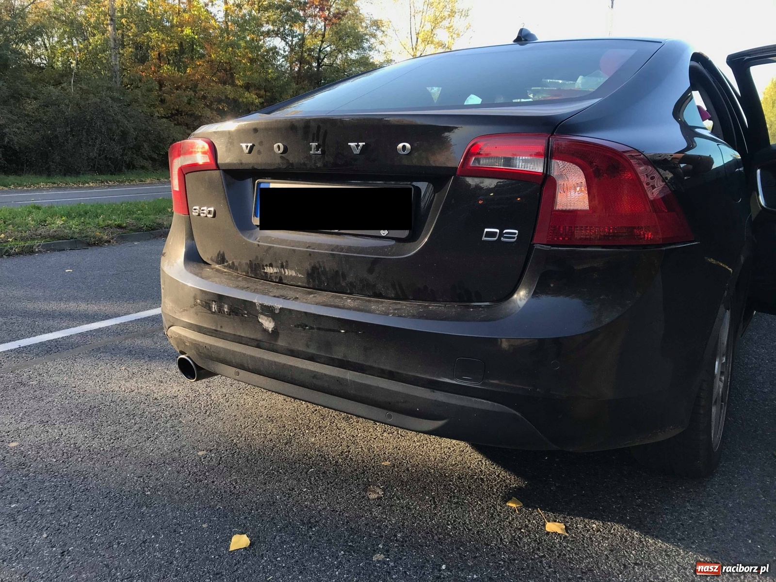 Zdjęcie w galerii na portalu naszraciborz.pl: Ciągnik wjechał w tył opla na mycie [FOTO i WIDEO] wiadomości z regionu