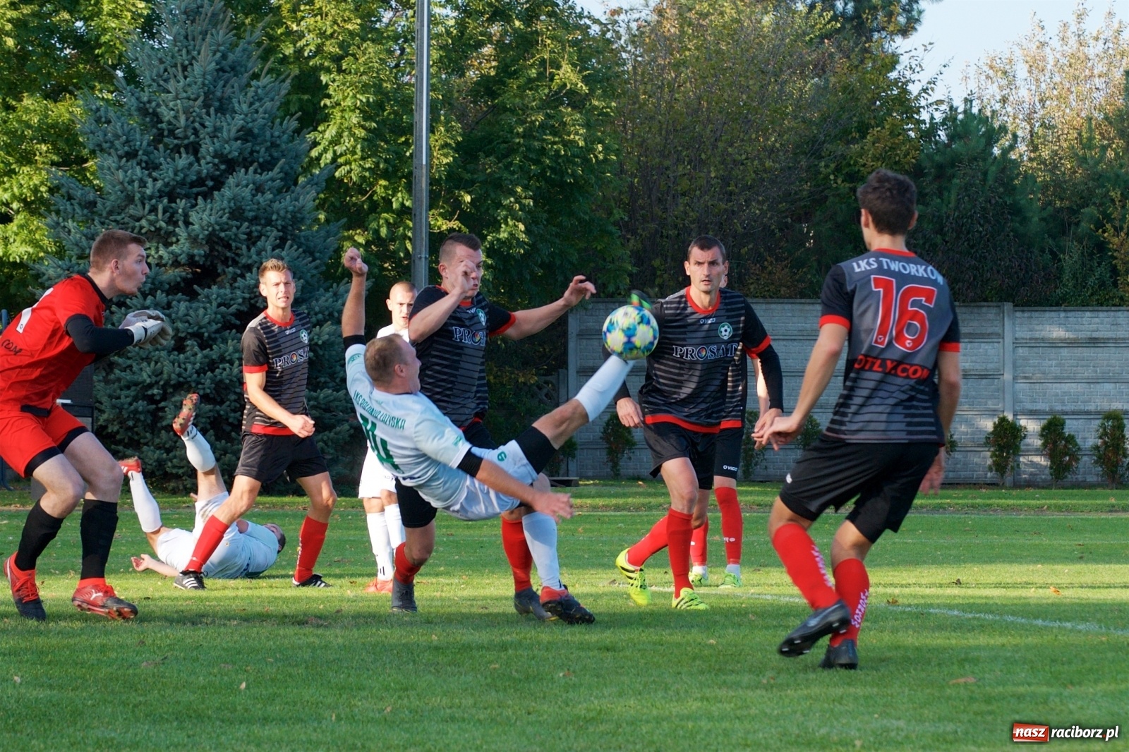 Zdjęcie w galerii na portalu naszraciborz.pl: Klasa okręgowa. Bez bramek w starciu beniaminków [FOTO] wiadomości z regionu