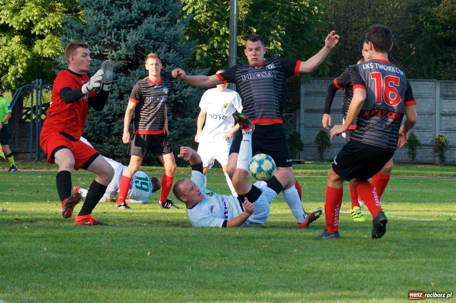 Zdjęcie w galerii na portalu naszraciborz.pl: Klasa okręgowa. Bez bramek w starciu beniaminków [FOTO] wiadomości z regionu