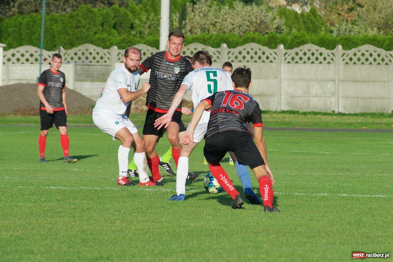 Zdjęcie w galerii na portalu naszraciborz.pl: Klasa okręgowa. Bez bramek w starciu beniaminków [FOTO] wiadomości z regionu