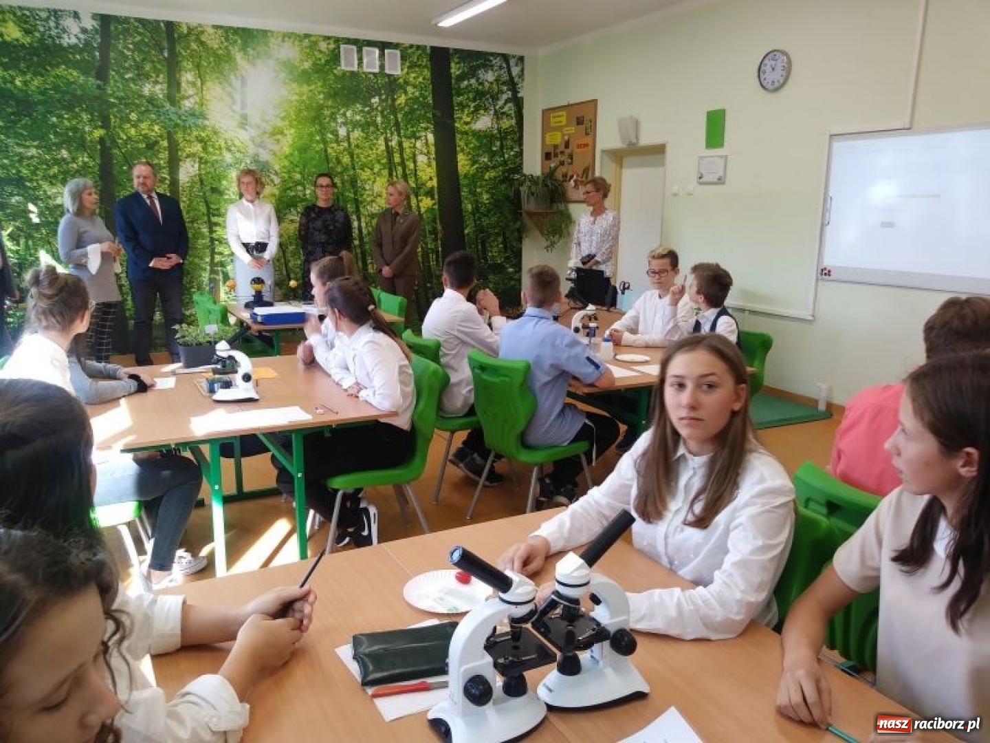 Zdjęcie w galerii na portalu naszraciborz.pl: W kuźniańskiej podstawówce powstała Zielona Pracownia wiadomości z regionu