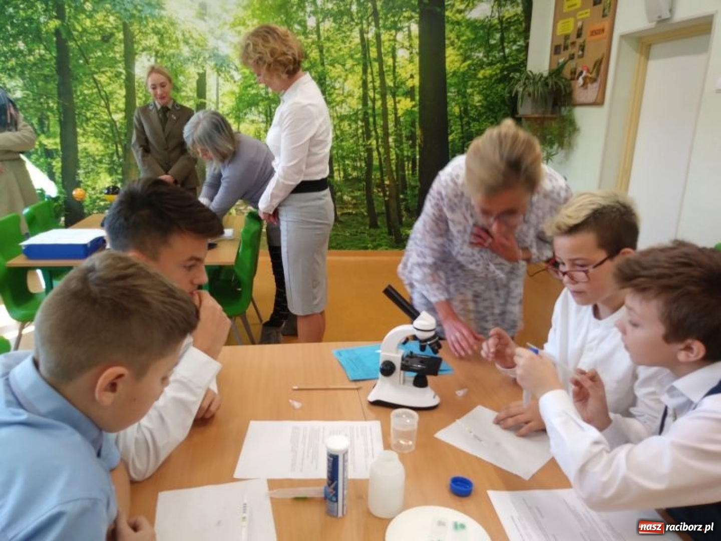 Zdjęcie w galerii na portalu naszraciborz.pl: W kuźniańskiej podstawówce powstała Zielona Pracownia wiadomości z regionu