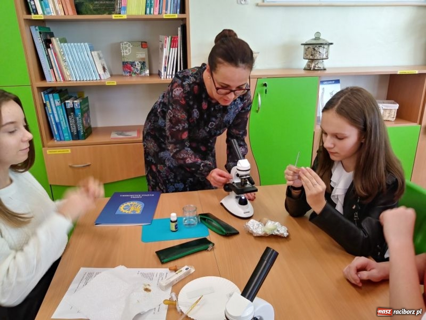 Zdjęcie w galerii na portalu naszraciborz.pl: W kuźniańskiej podstawówce powstała Zielona Pracownia wiadomości z regionu