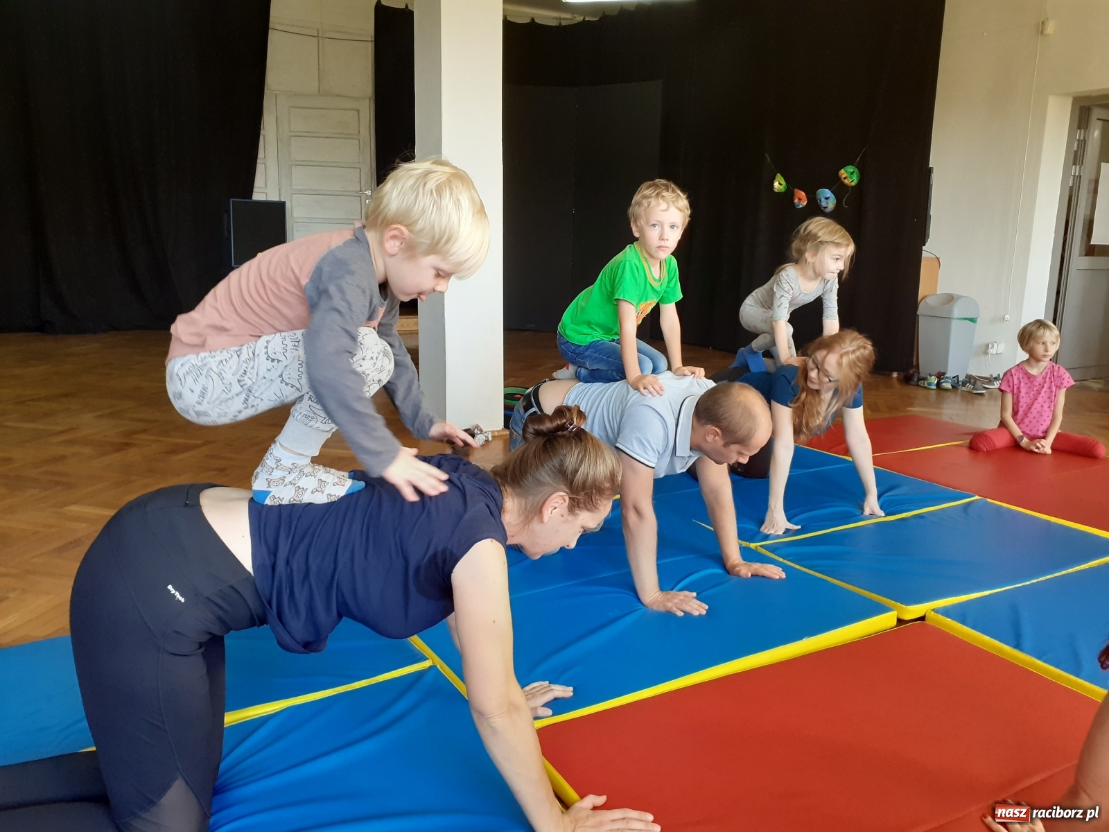 Zdjęcie w galerii na portalu naszraciborz.pl: Aktywna sobota w Nędzy. Zajęcia z cyrkomotoryki w GCK wiadomości z regionu