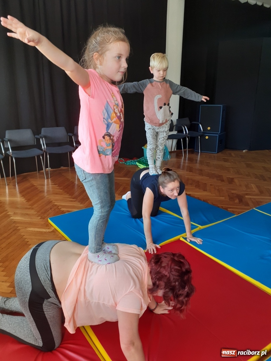 Zdjęcie w galerii na portalu naszraciborz.pl: Aktywna sobota w Nędzy. Zajęcia z cyrkomotoryki w GCK wiadomości z regionu