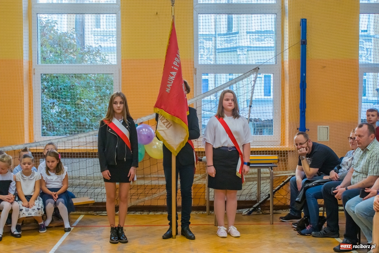 Zdjęcie w galerii na portalu naszraciborz.pl: Pierwszoklasiści dołączyli do grona uczniów SP 13 [FOTO i WIDEO] wiadomości z regionu