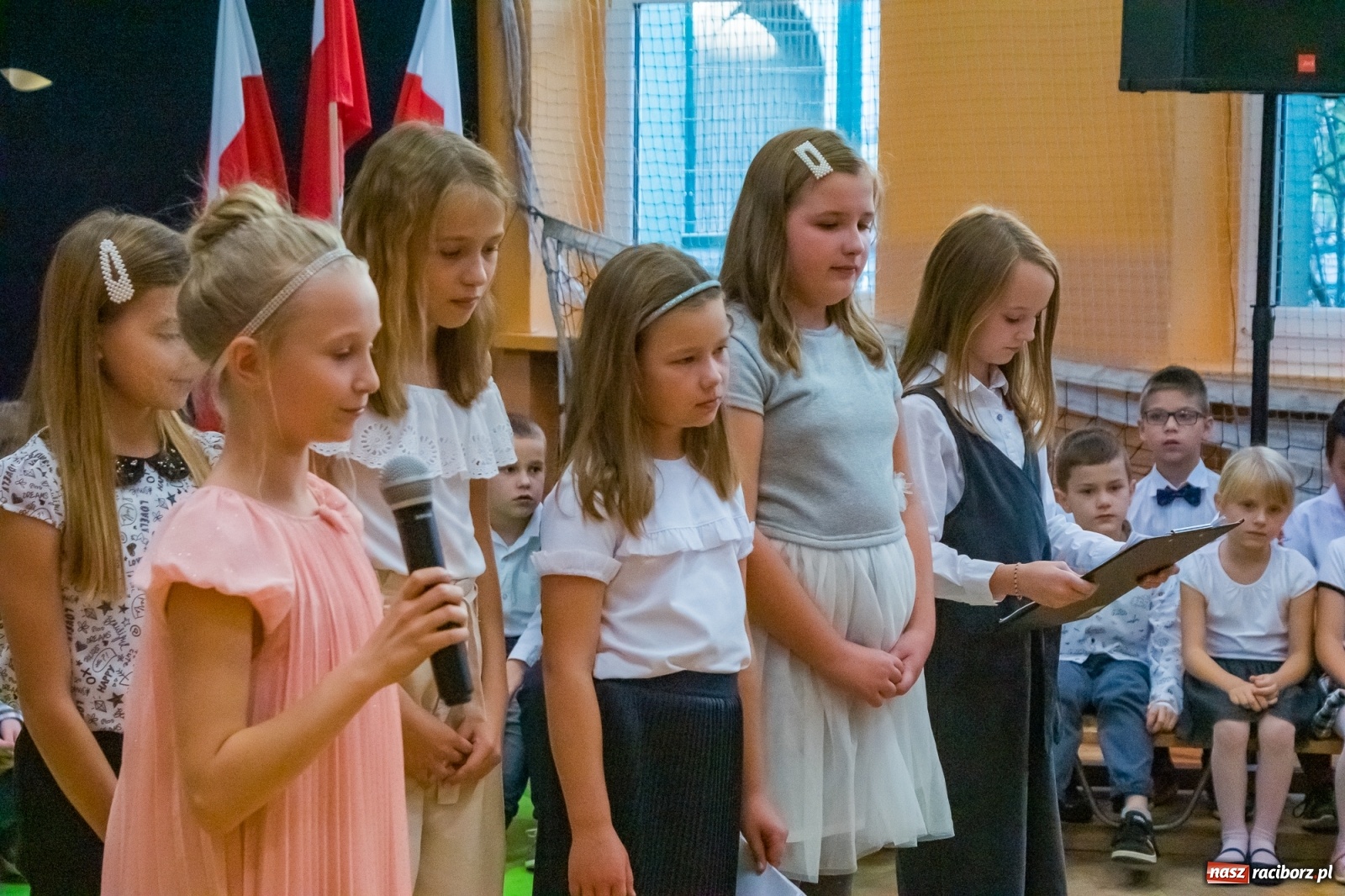 Zdjęcie w galerii na portalu naszraciborz.pl: Pierwszoklasiści dołączyli do grona uczniów SP 13 [FOTO i WIDEO] wiadomości z regionu