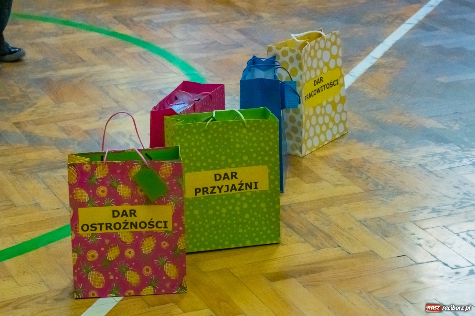 Zdjęcie w galerii na portalu naszraciborz.pl: Pierwszoklasiści dołączyli do grona uczniów SP 13 [FOTO i WIDEO] wiadomości z regionu