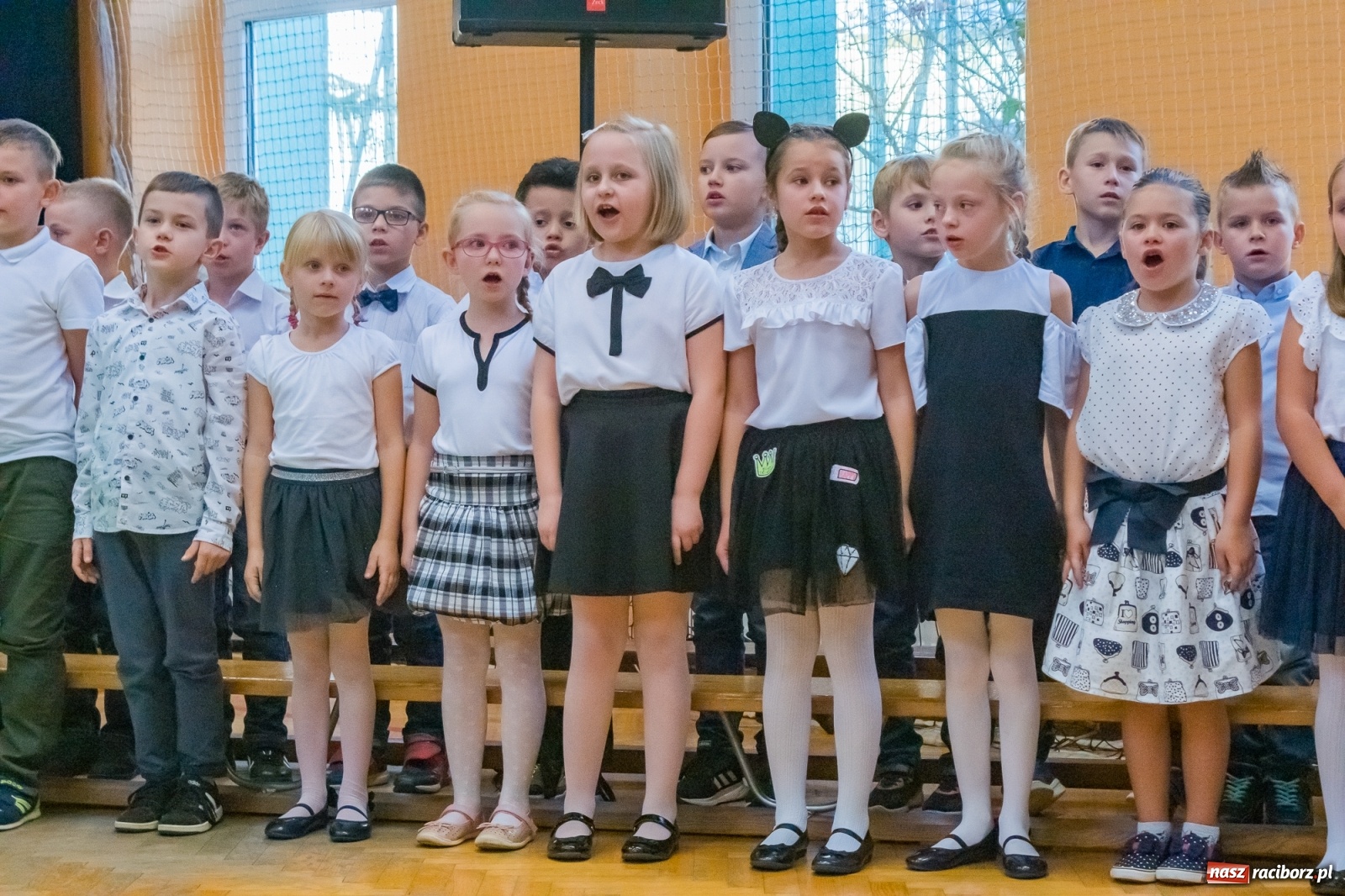 Zdjęcie w galerii na portalu naszraciborz.pl: Pierwszoklasiści dołączyli do grona uczniów SP 13 [FOTO i WIDEO] wiadomości z regionu
