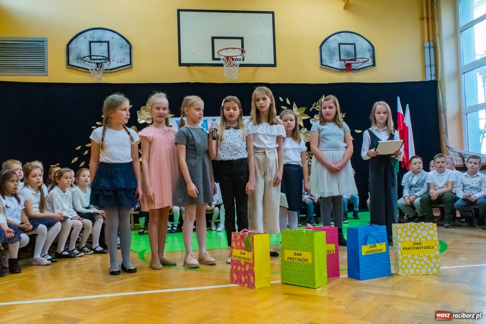 Zdjęcie w galerii na portalu naszraciborz.pl: Pierwszoklasiści dołączyli do grona uczniów SP 13 [FOTO i WIDEO] wiadomości z regionu