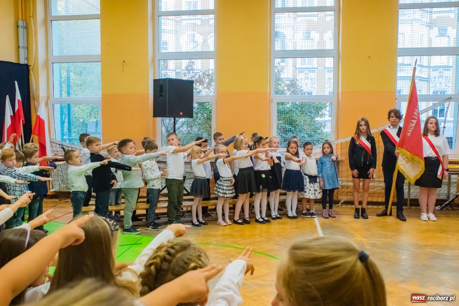 Zdjęcie w galerii na portalu naszraciborz.pl: Pierwszoklasiści dołączyli do grona uczniów SP 13 [FOTO i WIDEO] wiadomości z regionu