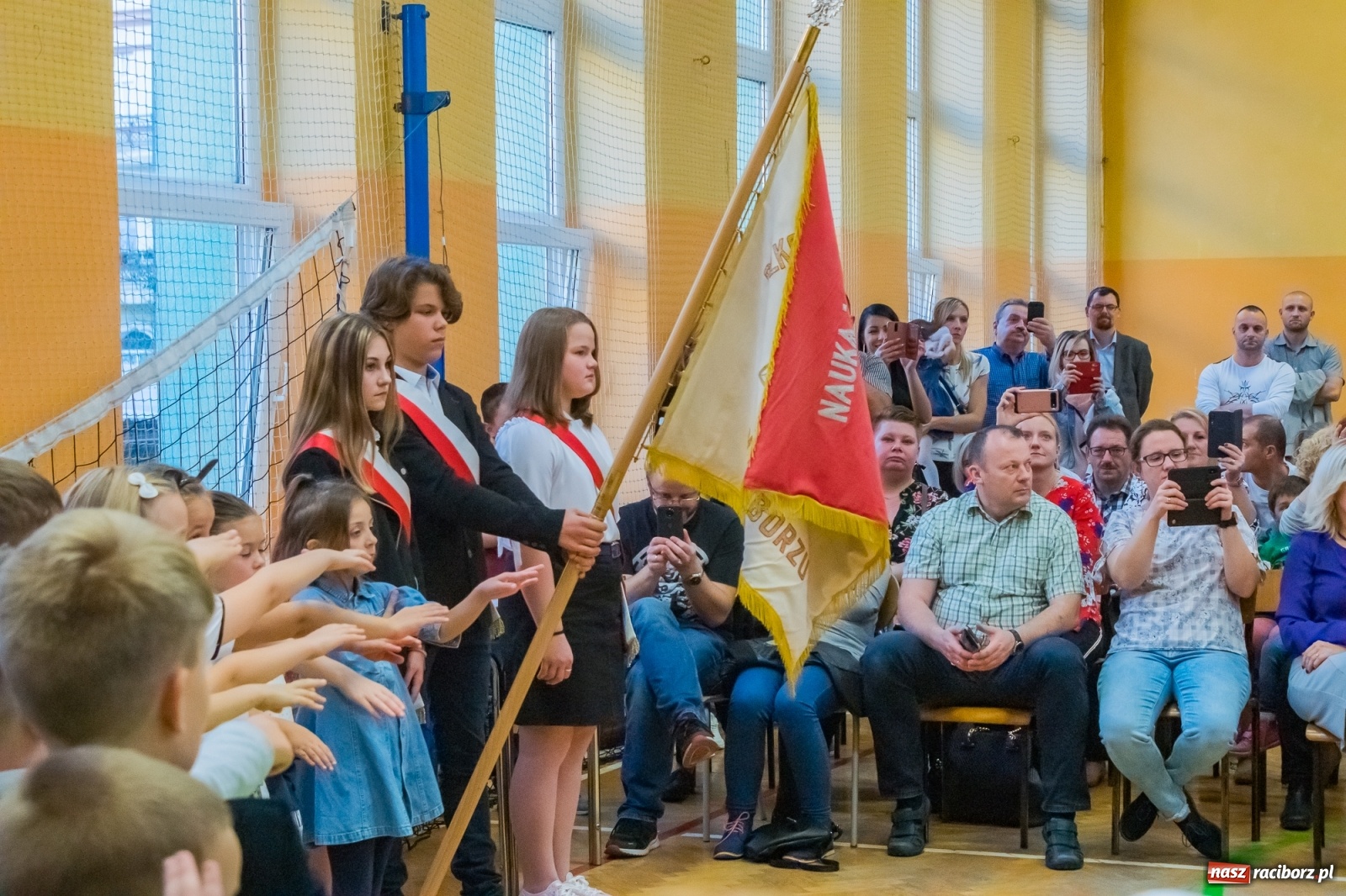 Zdjęcie w galerii na portalu naszraciborz.pl: Pierwszoklasiści dołączyli do grona uczniów SP 13 [FOTO i WIDEO] wiadomości z regionu