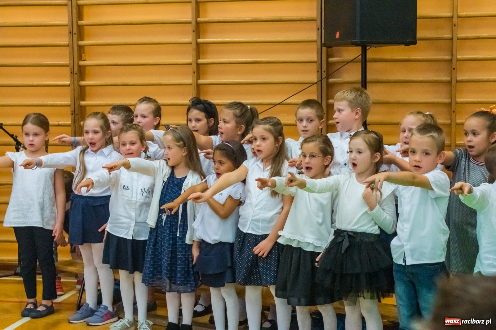 Zdjęcie w galerii na portalu naszraciborz.pl: Pierwszoklasiści dołączyli do grona uczniów SP 13 [FOTO i WIDEO] wiadomości z regionu
