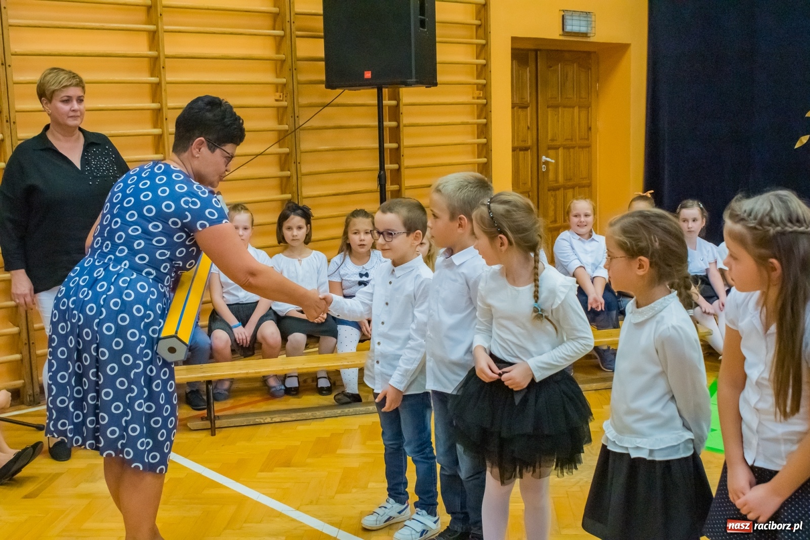 Zdjęcie w galerii na portalu naszraciborz.pl: Pierwszoklasiści dołączyli do grona uczniów SP 13 [FOTO i WIDEO] wiadomości z regionu