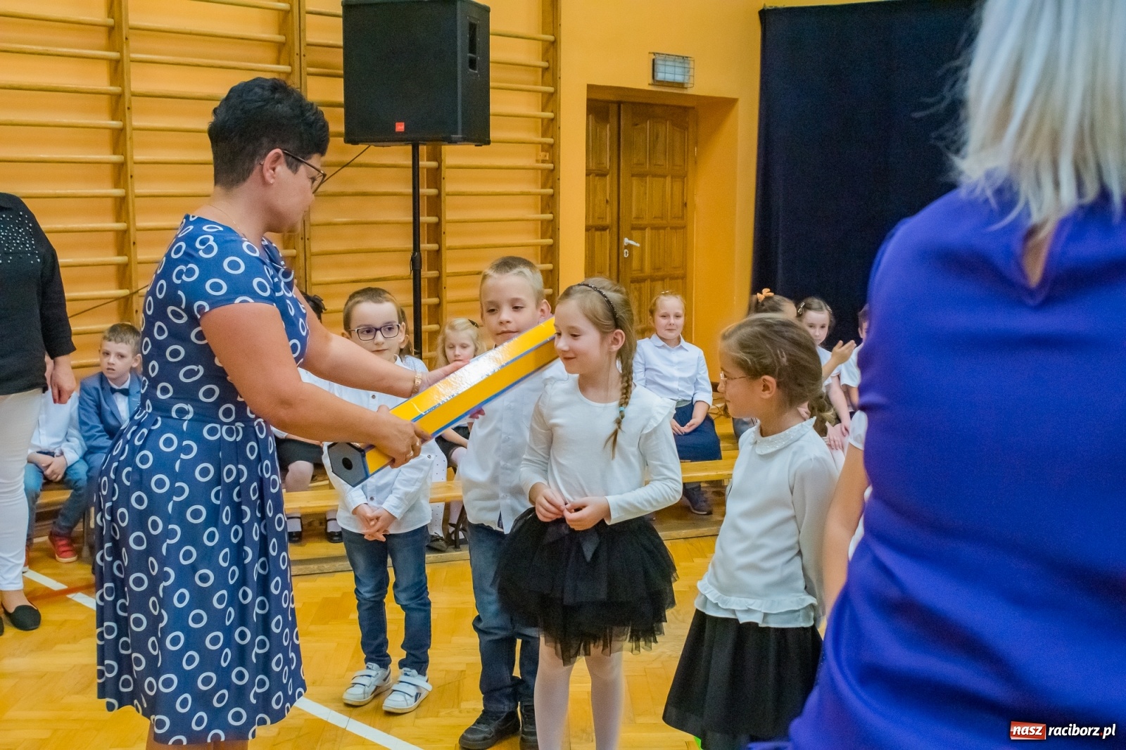 Zdjęcie w galerii na portalu naszraciborz.pl: Pierwszoklasiści dołączyli do grona uczniów SP 13 [FOTO i WIDEO] wiadomości z regionu