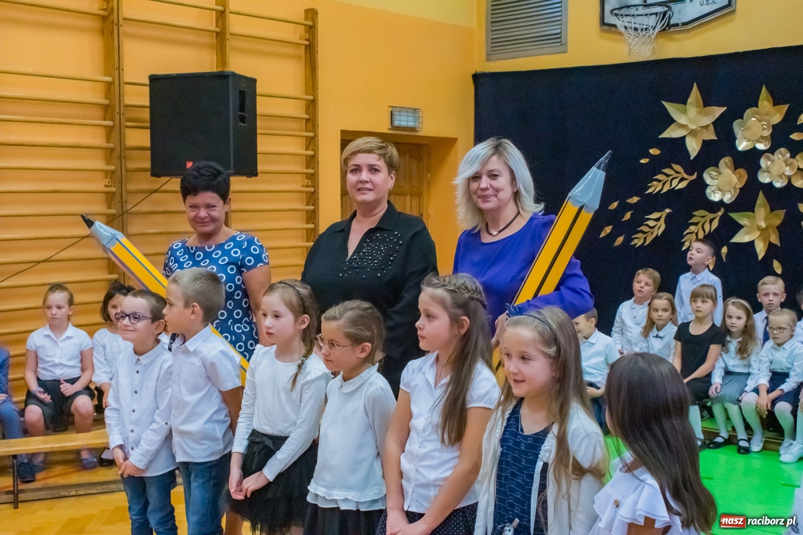 Zdjęcie w galerii na portalu naszraciborz.pl: Pierwszoklasiści dołączyli do grona uczniów SP 13 [FOTO i WIDEO] wiadomości z regionu