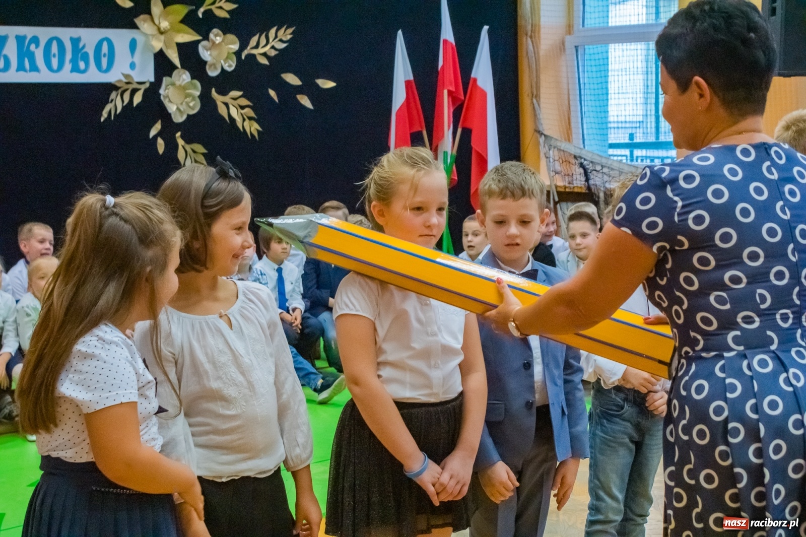 Zdjęcie w galerii na portalu naszraciborz.pl: Pierwszoklasiści dołączyli do grona uczniów SP 13 [FOTO i WIDEO] wiadomości z regionu