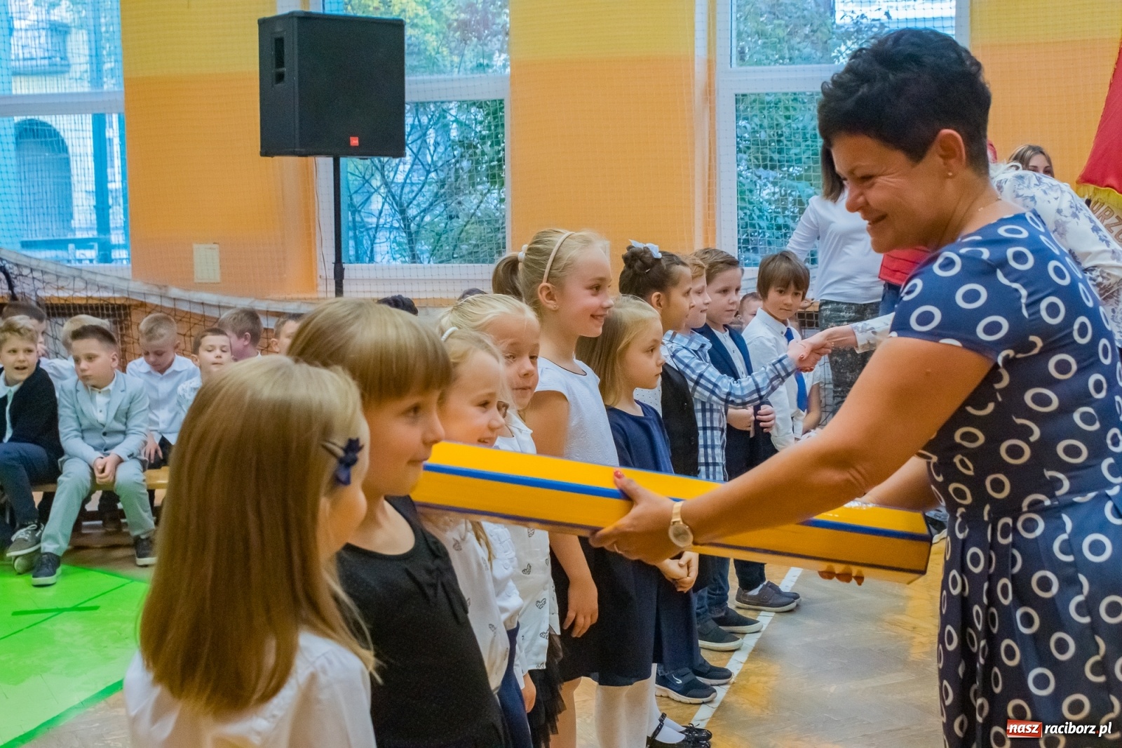 Zdjęcie w galerii na portalu naszraciborz.pl: Pierwszoklasiści dołączyli do grona uczniów SP 13 [FOTO i WIDEO] wiadomości z regionu