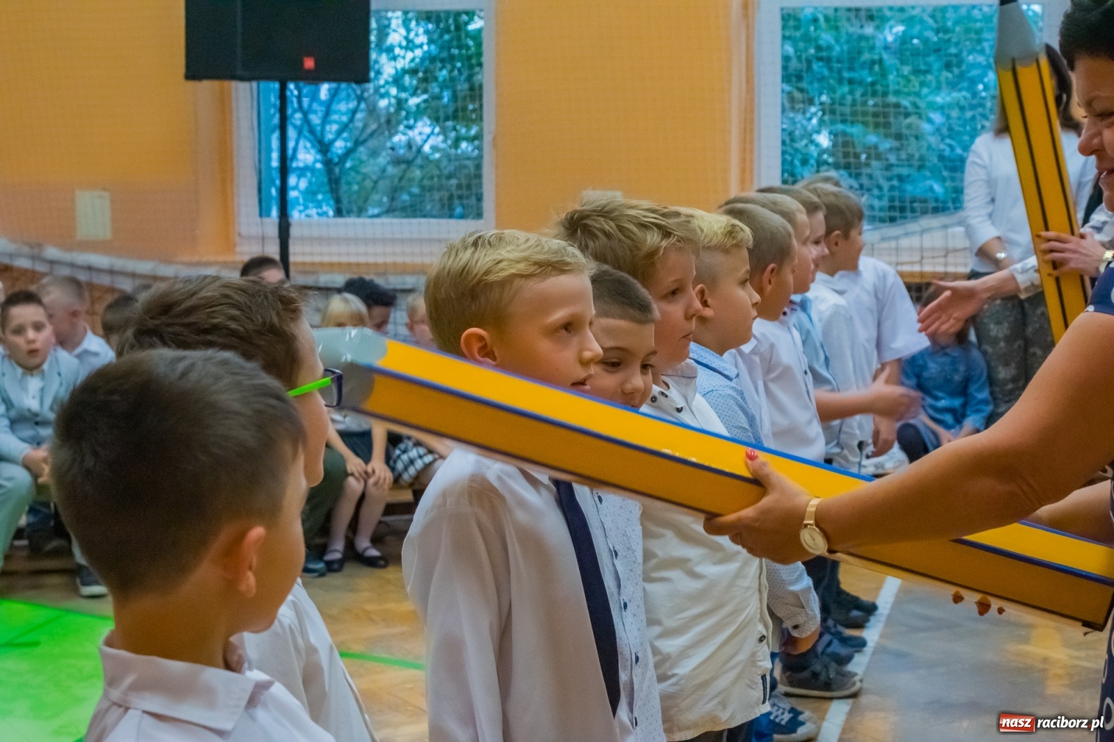 Zdjęcie w galerii na portalu naszraciborz.pl: Pierwszoklasiści dołączyli do grona uczniów SP 13 [FOTO i WIDEO] wiadomości z regionu