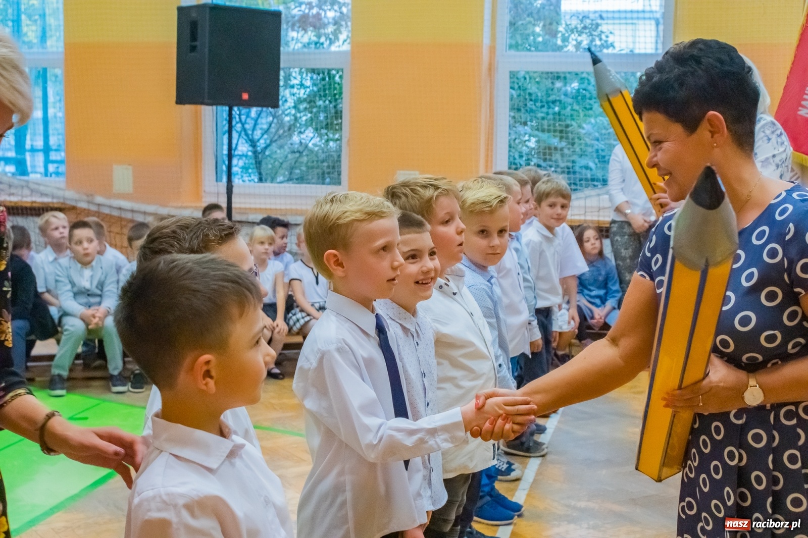 Zdjęcie w galerii na portalu naszraciborz.pl: Pierwszoklasiści dołączyli do grona uczniów SP 13 [FOTO i WIDEO] wiadomości z regionu