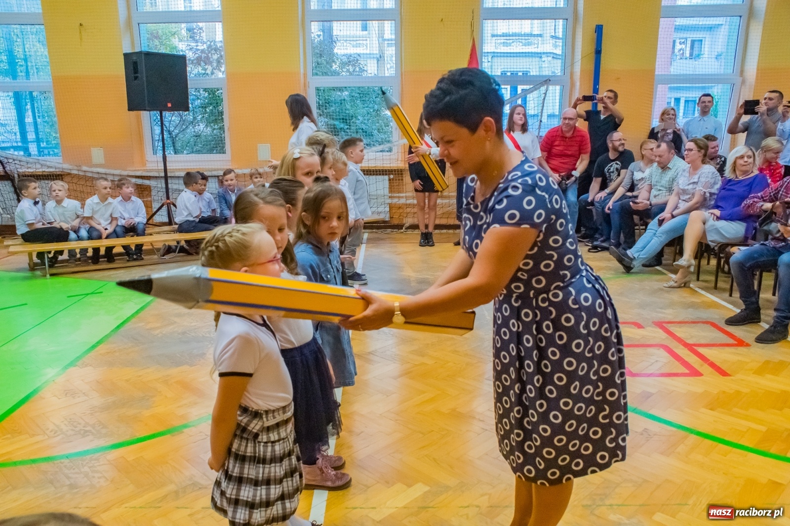 Zdjęcie w galerii na portalu naszraciborz.pl: Pierwszoklasiści dołączyli do grona uczniów SP 13 [FOTO i WIDEO] wiadomości z regionu