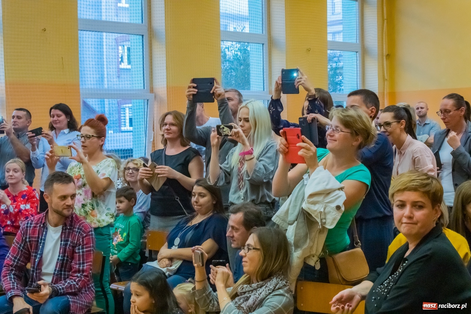 Zdjęcie w galerii na portalu naszraciborz.pl: Pierwszoklasiści dołączyli do grona uczniów SP 13 [FOTO i WIDEO] wiadomości z regionu