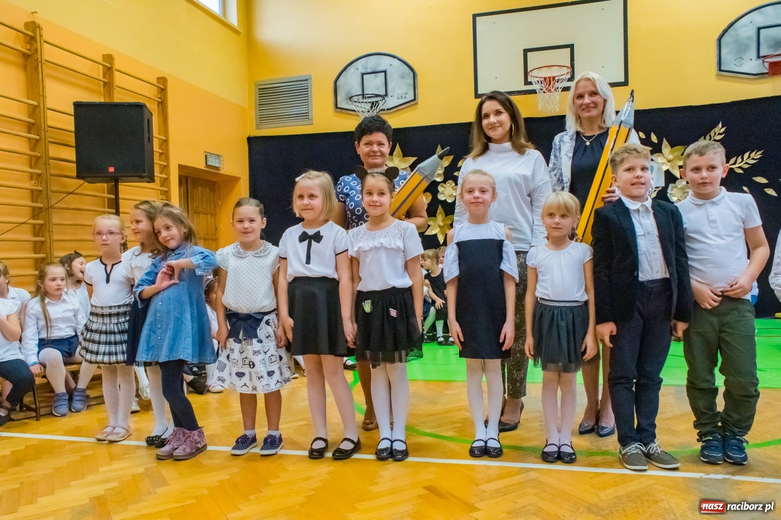 Zdjęcie w galerii na portalu naszraciborz.pl: Pierwszoklasiści dołączyli do grona uczniów SP 13 [FOTO i WIDEO] wiadomości z regionu