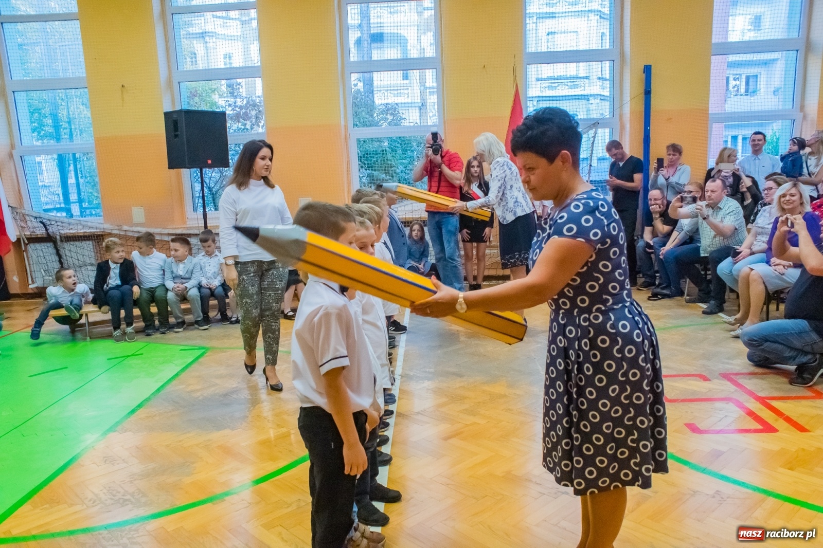 Zdjęcie w galerii na portalu naszraciborz.pl: Pierwszoklasiści dołączyli do grona uczniów SP 13 [FOTO i WIDEO] wiadomości z regionu
