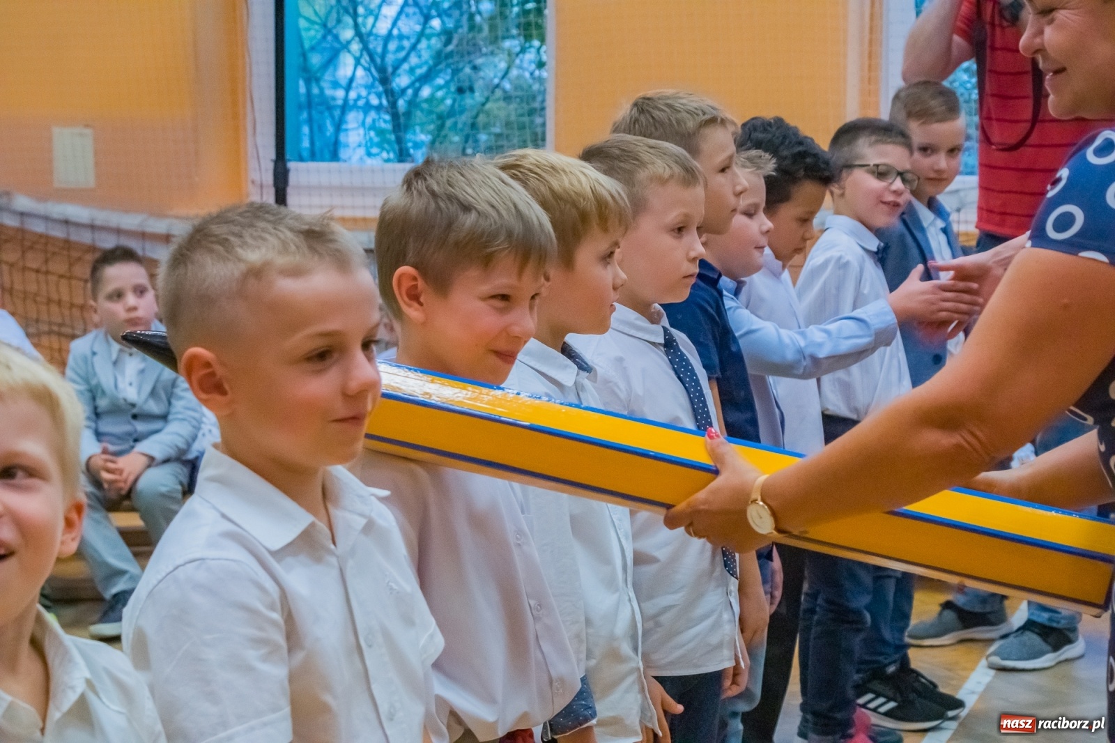 Zdjęcie w galerii na portalu naszraciborz.pl: Pierwszoklasiści dołączyli do grona uczniów SP 13 [FOTO i WIDEO] wiadomości z regionu