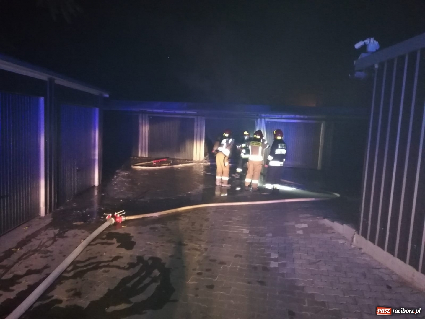 Zdjęcie w galerii na portalu naszraciborz.pl: Spłonęła skoda. Cztery pojazdy uszkodzone! wiadomości z regionu