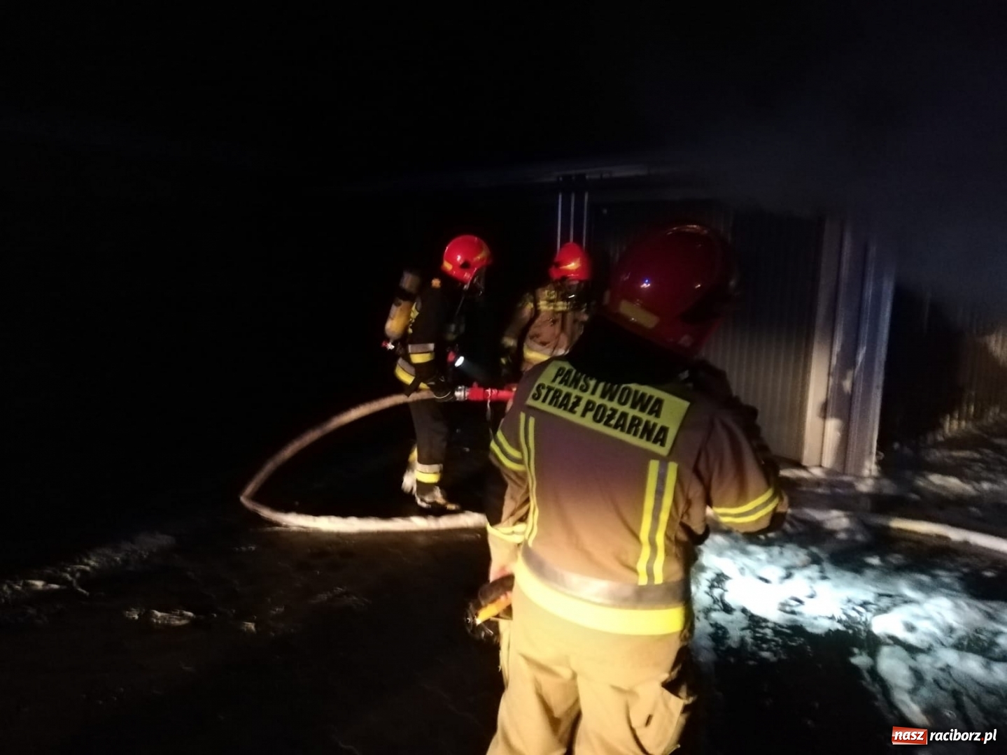 Zdjęcie w galerii na portalu naszraciborz.pl: Spłonęła skoda. Cztery pojazdy uszkodzone! wiadomości z regionu