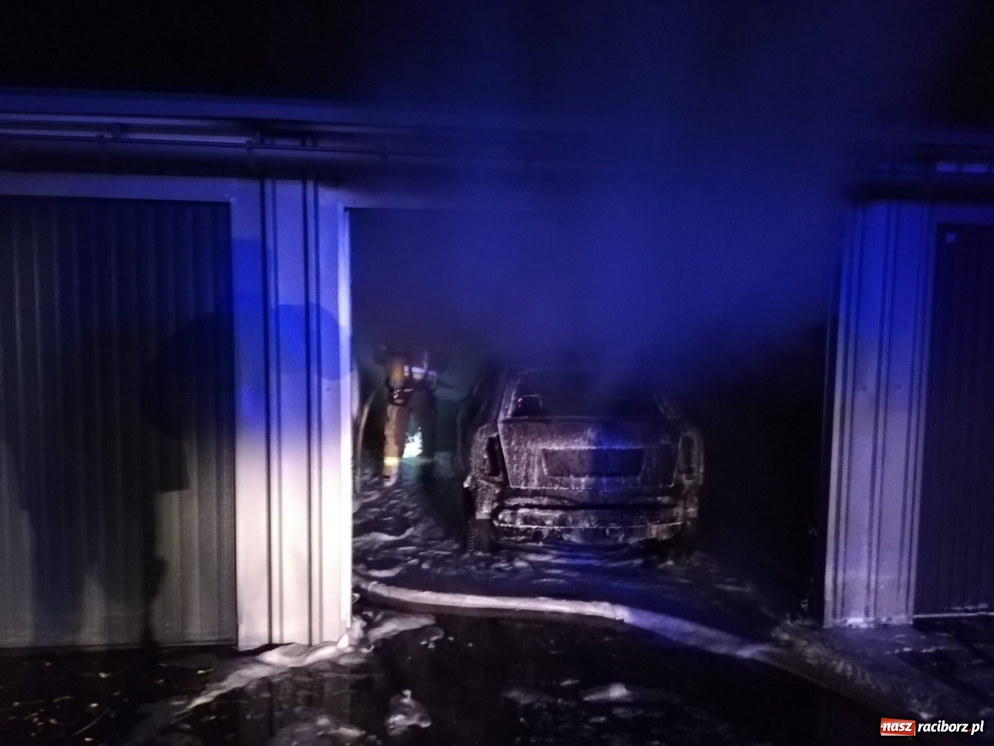 Zdjęcie w galerii na portalu naszraciborz.pl: Spłonęła skoda. Cztery pojazdy uszkodzone! wiadomości z regionu