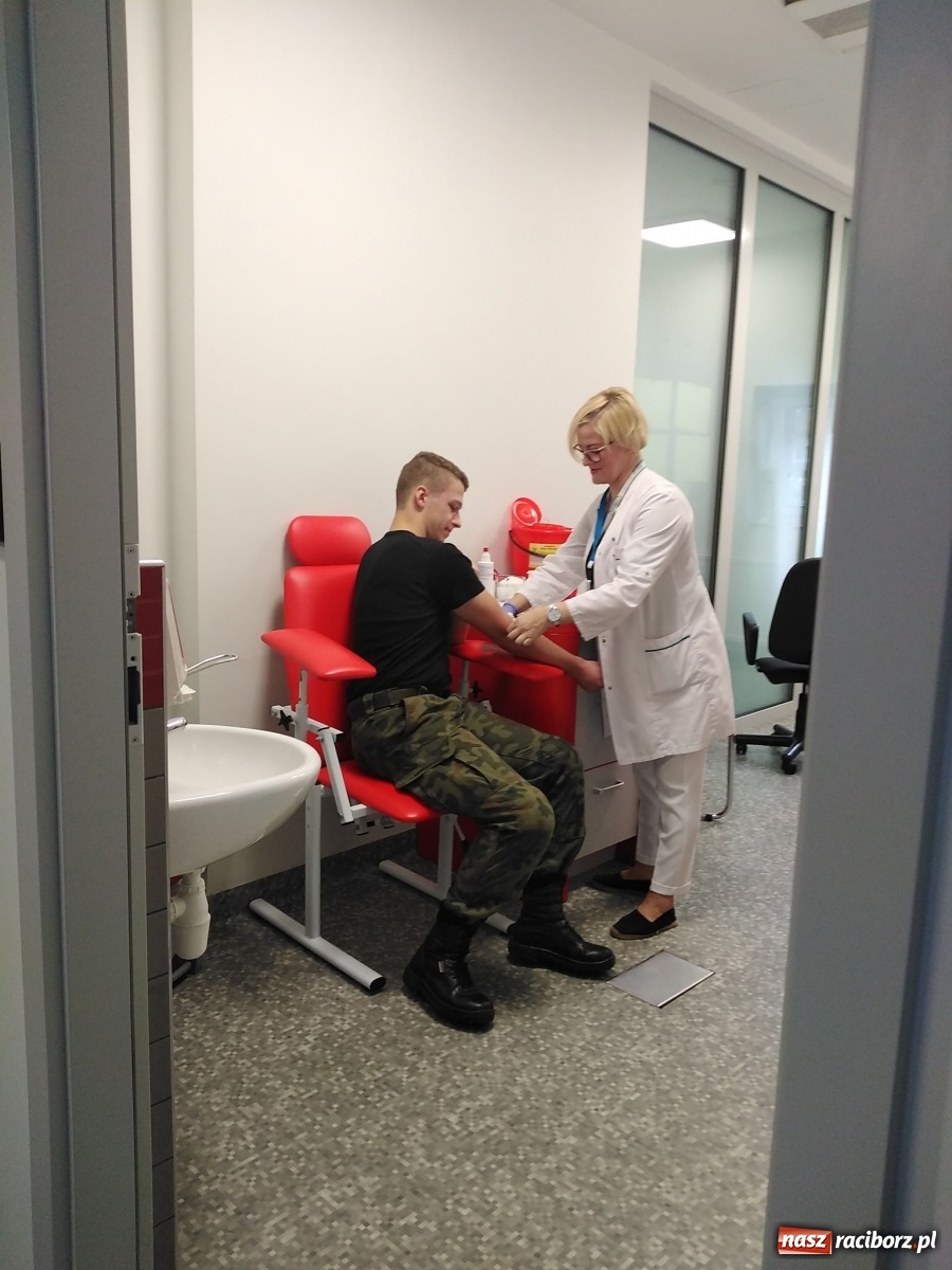Zdjęcie w galerii na portalu naszraciborz.pl: Oddali krew dla poszkodowanych saperów wiadomości z regionu