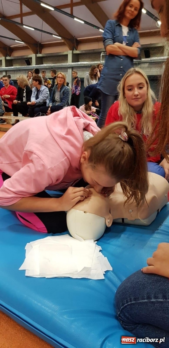 Zdjęcie w galerii na portalu naszraciborz.pl: ZSOMS edukuje z okazji Europejskiego Dnia Przywracania Czynności Serca  wiadomości z regionu