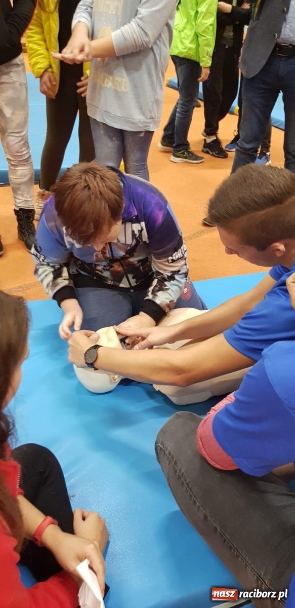 Zdjęcie w galerii na portalu naszraciborz.pl: ZSOMS edukuje z okazji Europejskiego Dnia Przywracania Czynności Serca  wiadomości z regionu