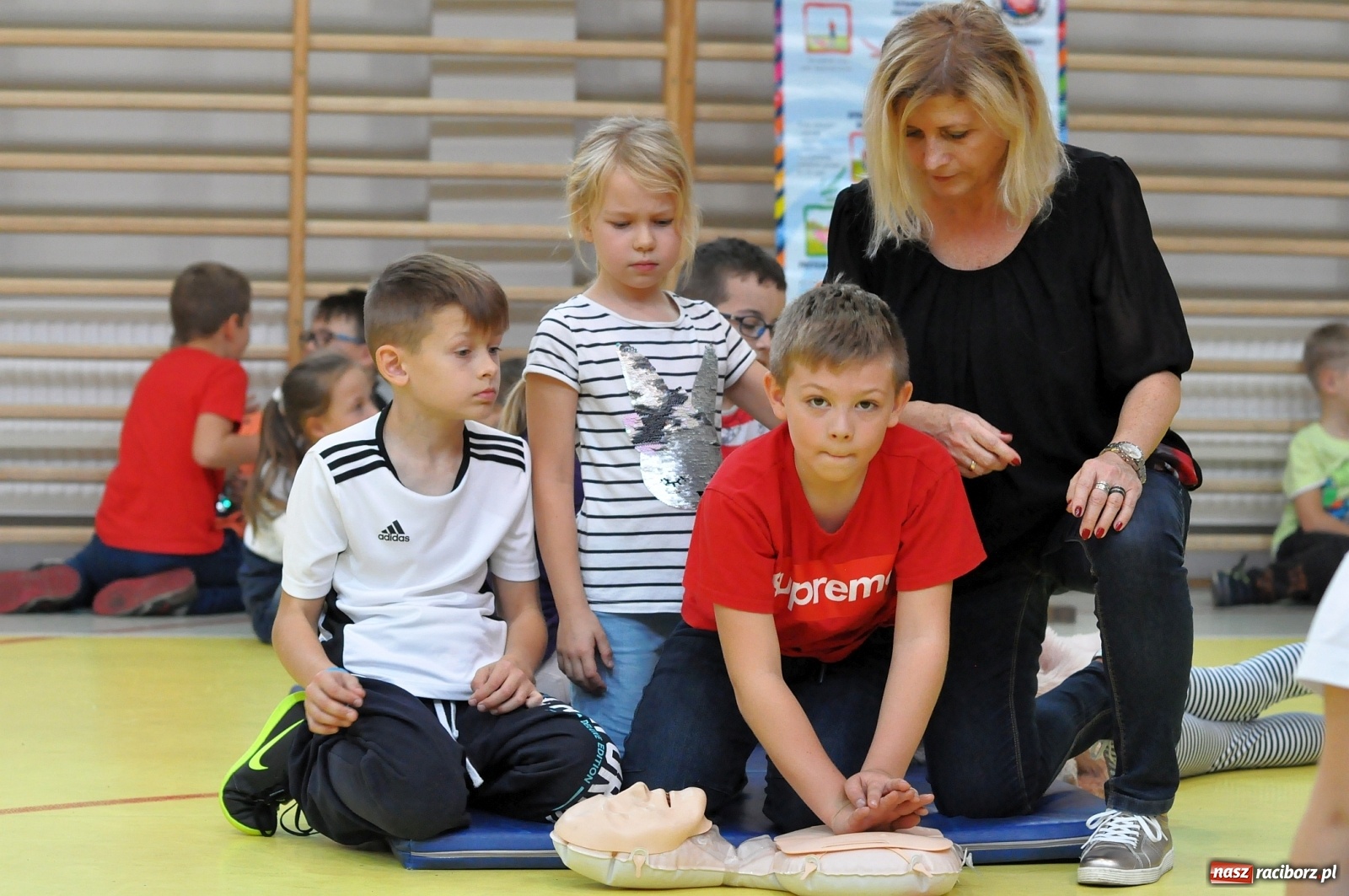 Zdjęcie w galerii na portalu naszraciborz.pl: #UczymyRatować w SP 1 na Ostrogu [FOTO i WIDEO]  wiadomości z regionu