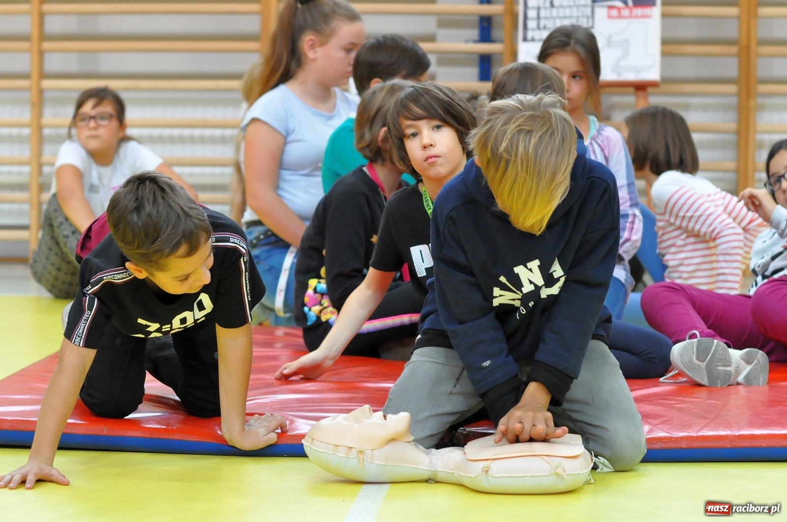 Zdjęcie w galerii na portalu naszraciborz.pl: #UczymyRatować w SP 1 na Ostrogu [FOTO i WIDEO]  wiadomości z regionu