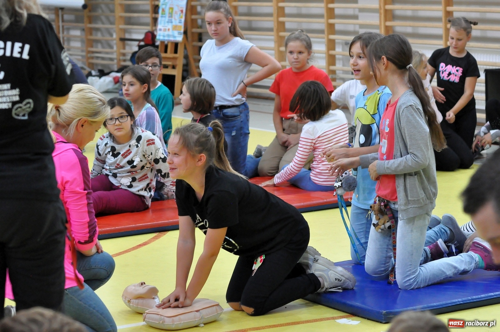 Zdjęcie w galerii na portalu naszraciborz.pl: #UczymyRatować w SP 1 na Ostrogu [FOTO i WIDEO]  wiadomości z regionu
